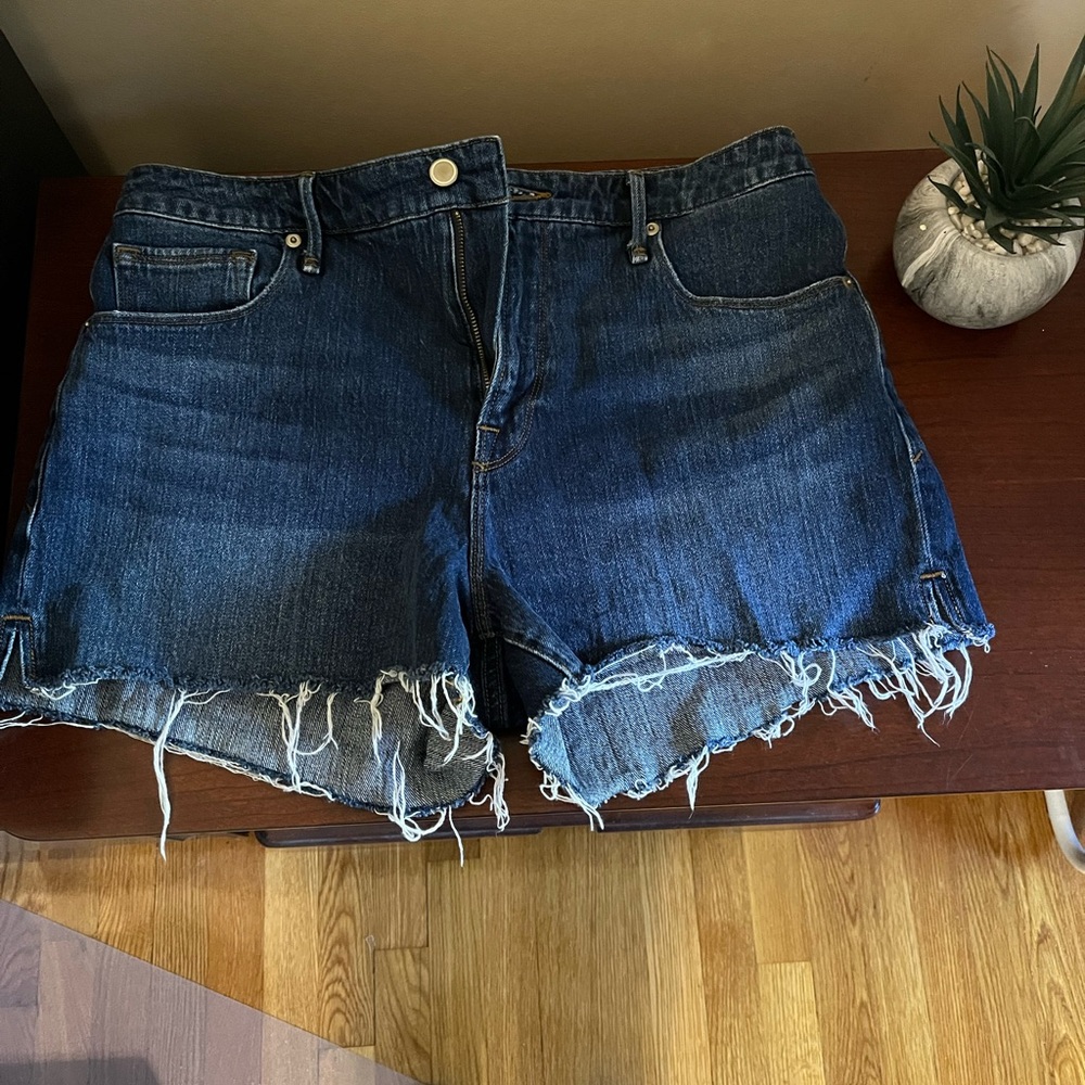 Good American Distressed Raw-Hem Dark Blue Jean Shorts